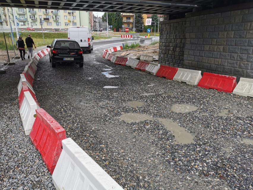 Chrzanów. Wiadukt grozy na ul. 29 Listopada. Głębokie dziury pełne wody, można tam uszkodzić samochód [ZDJĘCIA]  AKTUALIZACJA