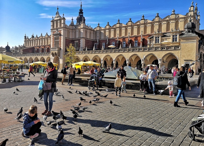 Kraków. Mieszkańcy i turyści korzystają z pięknej pogody. Bulwary i Rynek Główny prawie jak latem: ogródki kawiarniane oblegane [ZDJĘCIA]