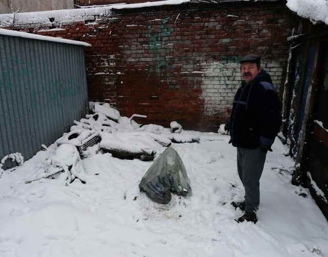- Na razie smrodu nie ma, bo śnieg przysypał śmieci - mówi Janusz Domski.
