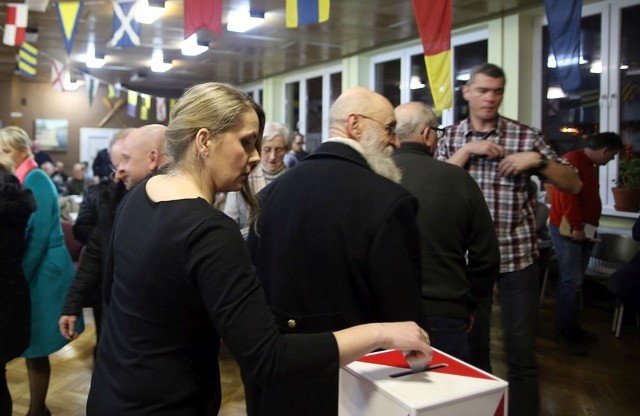 W gminie Chojnice już po zebraniach.Na zdjęciu głosowanie w Charzykowach, przy urnie Maria Sowisło