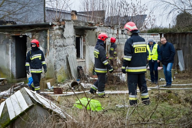 Około godziny 7 policjanci dostali informację od strażaków o znalezieniu zwęglonego ciała w altanie przy ulicy Podmokłej w Bydgoszczy. - Zwłoki były nadpalone - mówi podkomisarz Przemysław Słomski z zespołu prasowego Komendy Wojewódzkiej Policji w Bydgoszczy. - Wstępnie ustalono, że to 58-letni mieszkaniec tej posesji. Ale ciało zostanie jeszcze poddane badaniom, by mieć całkowitą pewność, co do tożsamości ofiary pożaru.Ze wstępnych ustaleń policji wynika, że był to nieszczęśliwy wypadek. Śledczy wykluczają na razie przyczynienie się innych osób do śmierci mężczyzny. - Na miejscu pracuje między innymi biegły z dziedziny pożarnictwa - dodaje Słomski.Strażacy zabezpieczają teren. Pracują też policjanci, w tym technicy kryminalistyki.  Działania nadzoruje prokurator.Prognoza pogody na 11.03.2016/TVN Meteo Active/x-news