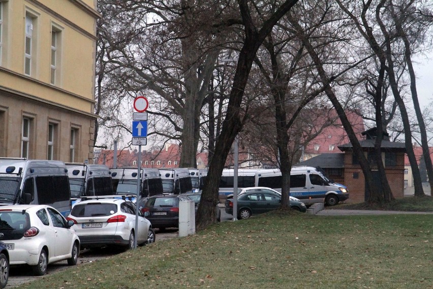 Wrocław: Kilkadziesiąt radiowozów. Tak policja pilnowała demonstracji z Piniorem na czele