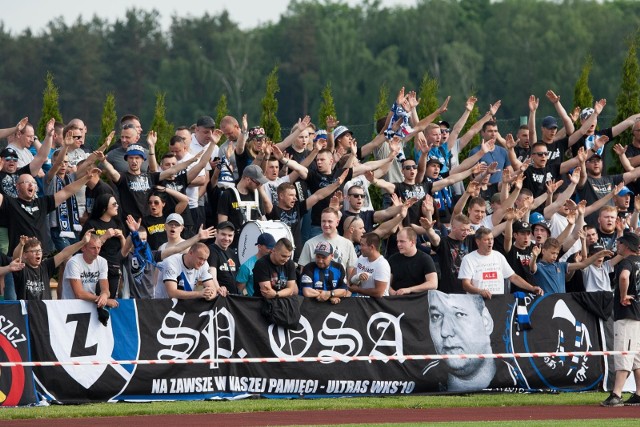 Mecz Fala Świekatowo - Zawisza Bydgoszcz zakończył się podziałem punktów i wynikiem 1:1 (1:0). Pierwszą bramkę gospodarze strzelili w 25. minucie, Zawisza odpowiedział po przerwie (55., Tomasz Detmer). W tabeli Zawisza ma teraz 56 punktów i wyprzedza Falę o 6 punktów. Zespół ze Świekatowa ma jednak jeden mecz rozegrany mniej. Spotkanie oglądało ok. 700 kibiców, w tym liczna grupa fanów z Bydgoszczy. Zobaczcie zdjęcia >>>