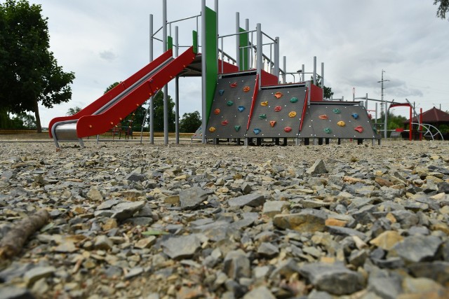 Plac zabaw niedaleko amfiteatru w Kostrzynie pokryty jest tłuczniem i gruzem. Inwestycja nie została skończona, ale już denerwuje rodziców.