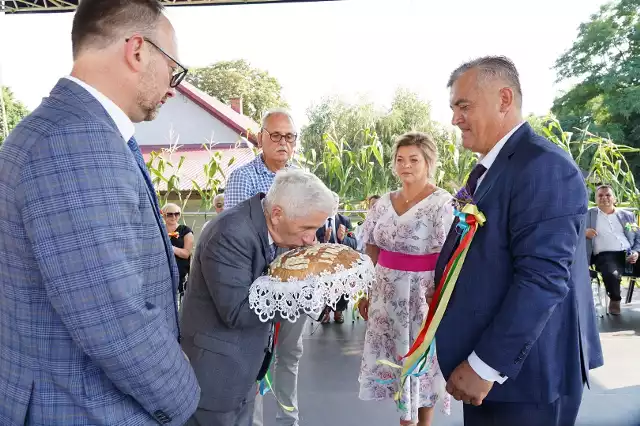 W imieniu rolników starostowie dożynek: Aneta Nowak ze Słonowic i Łukasz Zapiór z Marcinkowic, przekazali na ręce burmistrza Adama Bodziocha i jego zastępcy Łukasza Maderaka dorodny bochen chleba, wypieczony z mąki z tegorocznych zbiorów.