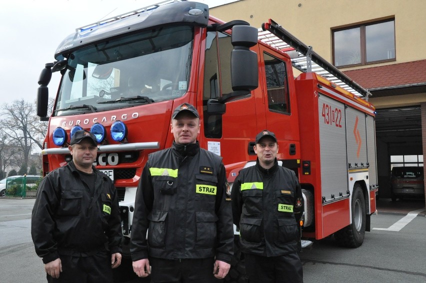 Kluczborscy strażacy przy nowym Iveco, od lewej: Marcin...