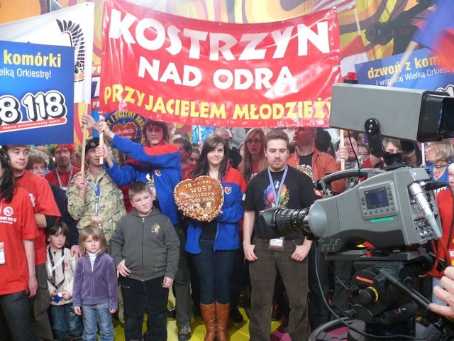 Bartek Kleczkowski (z lewej)  z banerem kostrzynian i Pamela Różanowska z chlebem, w telewizyjnym studiu w Warszawie