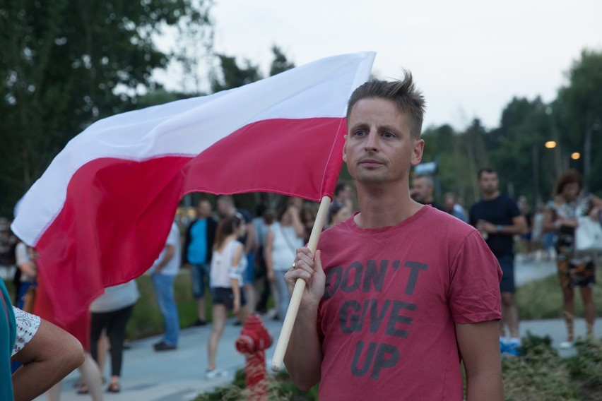 „Łańcuch światła” pod sądami połączył tysiące krakowian [ZDJĘCIA]