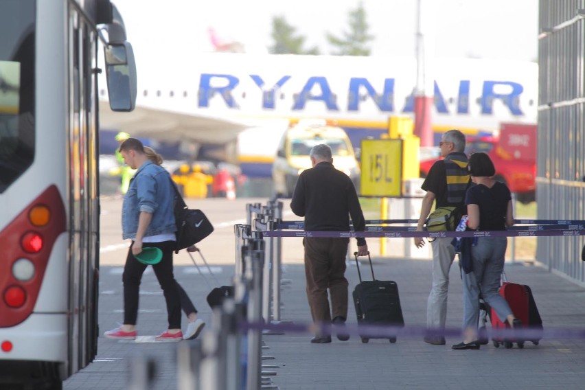 Lecisz teraz tanimi liniami? Pamiętaj o zmianie opłat w Ryanair za bagaż. Za duży bagaż wnoszony do samolotu też płacisz!