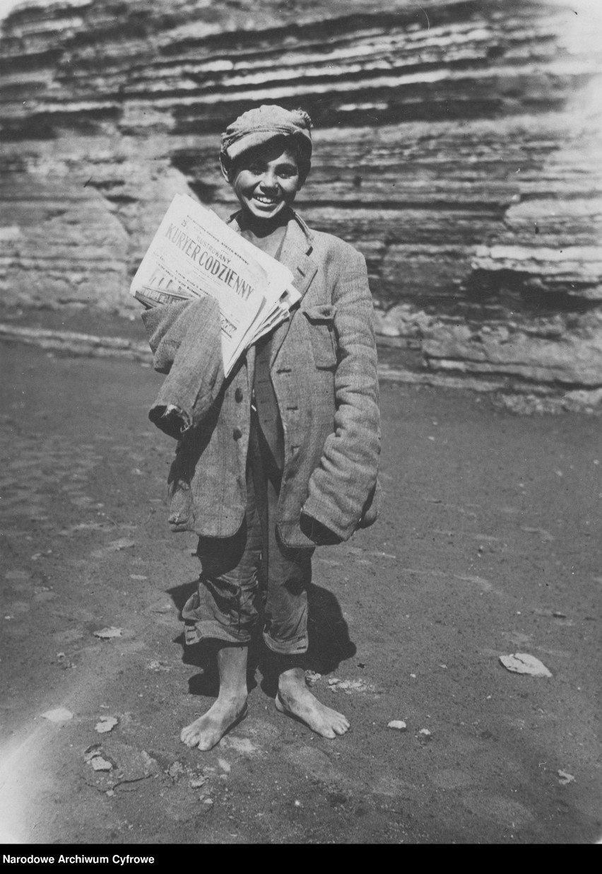 Na zdjęciu: Zeylyk Rozemblat, uliczny sprzedawca gazet,...