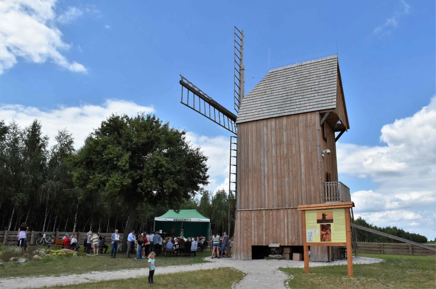 Po odbudowie wiatrak "koźlak" w Chrośnie (gm. Kruszwica)...