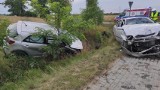 Wypadek w Kryszkowicach. Trzy osoby w szpitalu po zderzeniu dwóch samochodów. Auta wylądowały w rowie i na chodniku