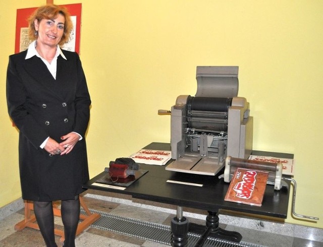 Bożena Staszczak, kurator wystawy "Solidarność Tarnobrzeska 1980-2010&#8221; prezentuje maszynę do druku plakatów, używaną przez działaczy Solidarności.