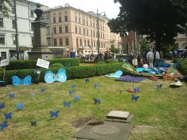 Protestujący na pl. Wszystkich Świętych.