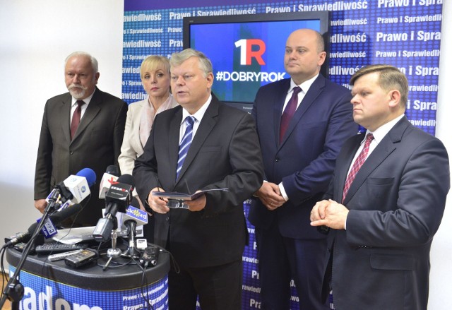 O sukcesach PiS mówili posłowie partii: od lewej Dariusz Bąk, Anna Kwiecień, Marek Suski, Andrzej Kosztowniak i Wojciech Skurkiewicz.