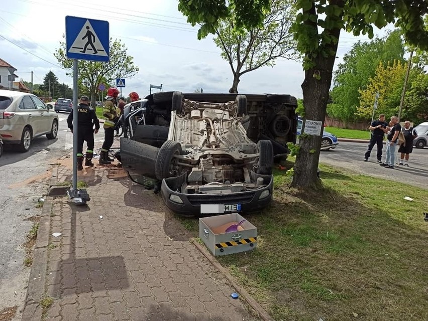 Groźny wypadek w Rzgowie. Auta przewrócone. Cudem nikt nie został ranny! ZDJĘCIA
