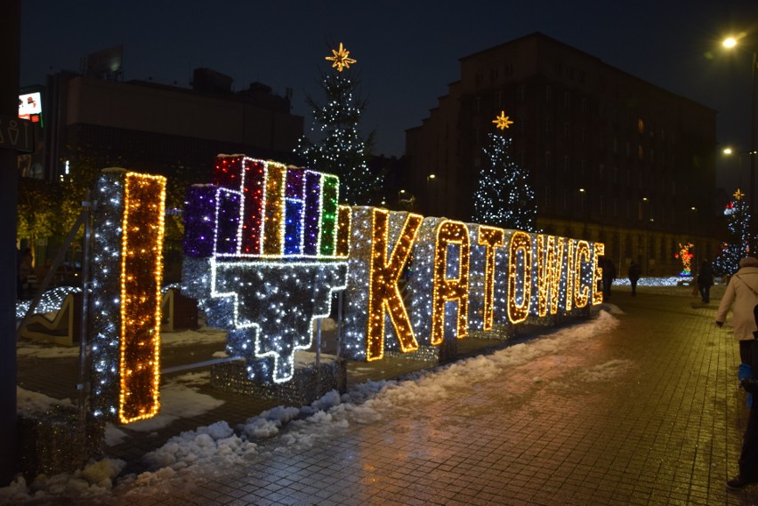 Iluminacja Katowic 2017. W piątek rozświetlono choinkę na...