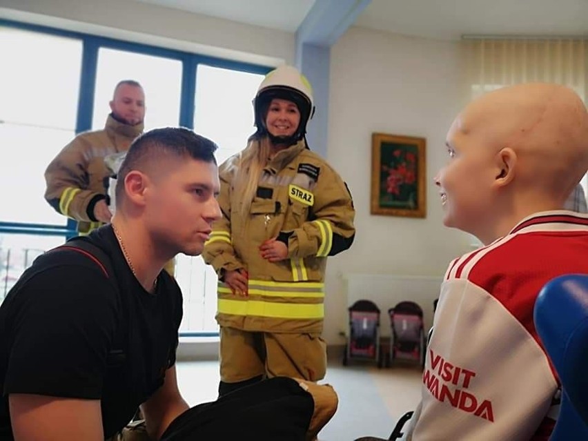 Strażacy z regionu odwiedzają dzieci na oddziałach onkologicznych w całej Polsce [ZDJĘCIA]