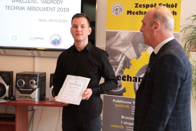 Gratulacje Dominikowi Geislerowi, wybitnemu absolwentowi Mechaniczniaka, złożył dyrektor szkoły, Bogusław Januszko.