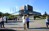 Aforyzmy na ławkach przed Biblioteką Śląską. Przeczytacie myśli Łukasza Zimnocha. Spotkanie już w środę