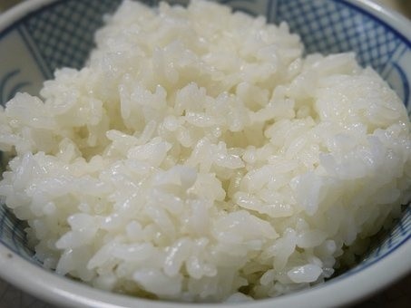 Ugotowany ryż pozostawiony na dłużej niż godzinę lub...
