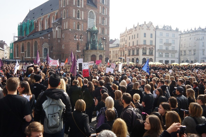 Czarny protest na Rynku Głównym w Krakowie. "Piekło kobiet trwa" [ZDJĘCIA, WIDEO]