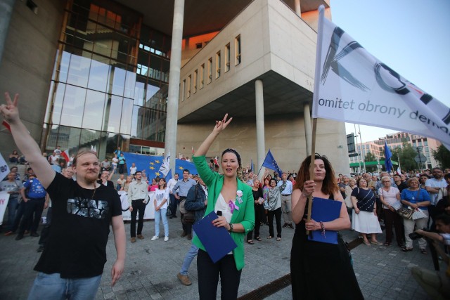 To kolejny dzień protestów w obronie Sądu Najwyższego, w którym dokonuje się właśnie czystka kadrowa pod pozorem zmiany wieku emerytalnego. Jedna czwarta składu orzekającego, w tym pierwsza prezes Małgorzata Gersdorf, została odesłana w stan spoczynku czyli na sędziowską „emeryturę”.Wolni ludzie stanęli w obronie wolnych sądów.