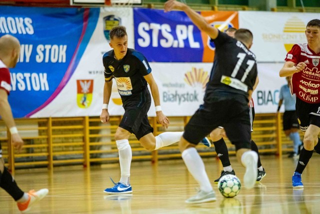 Futsaliści MOKS (czarne stroje) po trzech meczach bez wygranej spadli na dziewiąte miejsce w tabeli