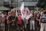 "Solidarność" i ZNP razem pod Urzędem Miasta Łodzi w sprawie pensji niepedagogicznych: woźnych, kucharzy czy sekretarek (ZDJĘCIA)