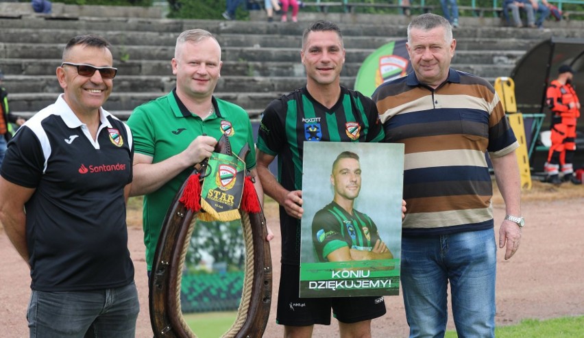 Karol Kopeć ze Staru Starachowice zakończył piłkarską karierę. Był specjalny szpaler, Karol dostał od zarządu zdjęcie i chomąto