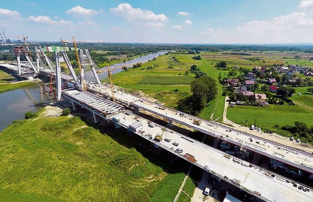 Trwa budowa wschodniej obwodnicy Krakowa będącej częścią drogi S7. W ramach inwestycji powstaje m.in. most nad Wisłą