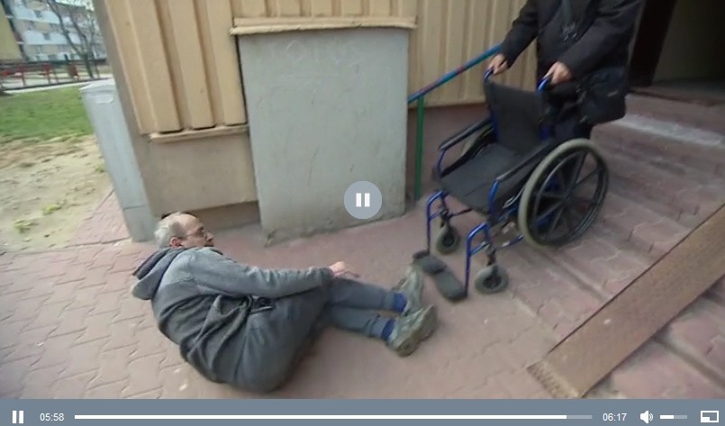 Wiceprezes spółdzielni „Kolejarz" pokazywał jak wjechać po schodach. Niepełnosprawny spadł z wózka