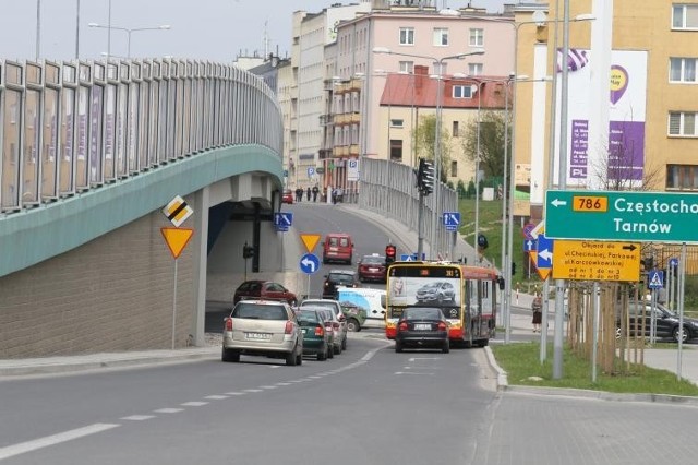 Koleiny, krzywe lampy, ruszająca się płyty - tak po roku wygląda kielecki węzeł Żytnia