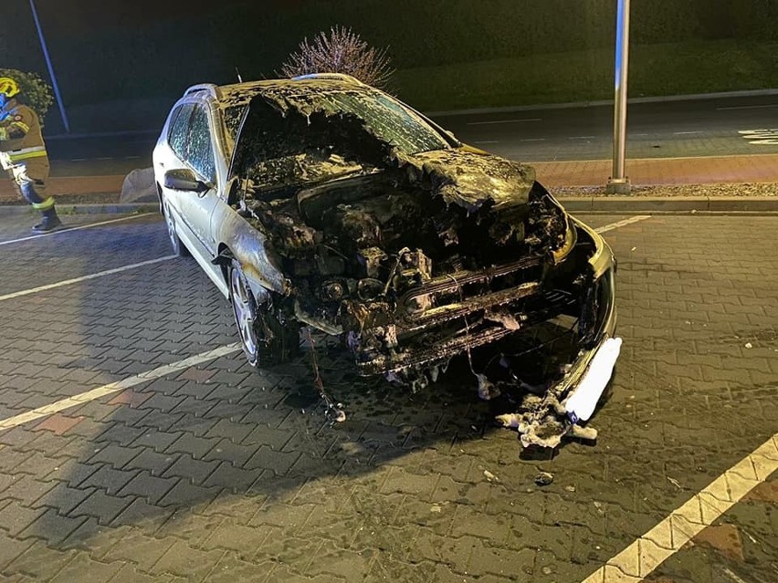 Pożar samochodu na autostradowym postoju