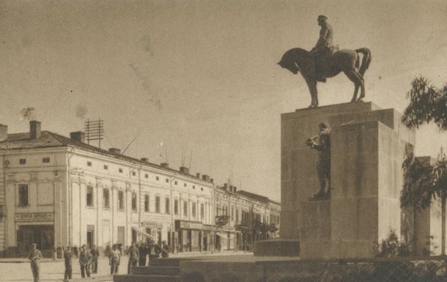 Pomnik Marszałka Piłsudskiego w Tarnopolu. To był najwyższy monument, marszałka jaki stał w Polsce.