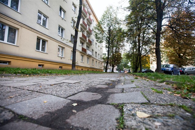 Nowohuckie chodniki wciąż wymagają remontów