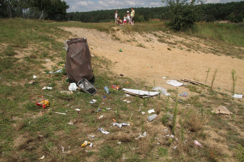 Śmieci i zakaz kąpieli nad zalewem w Cedzynie [ZDJĘCIA]