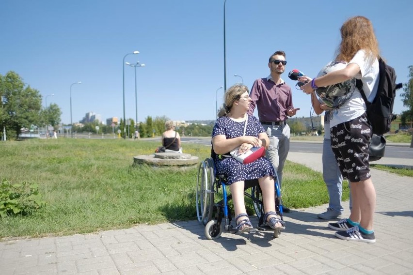 Niepełnosprawni alarmują: chodniki są nierówne, a krawężniki za wysokie (ZDJĘCIA, WIDEO)