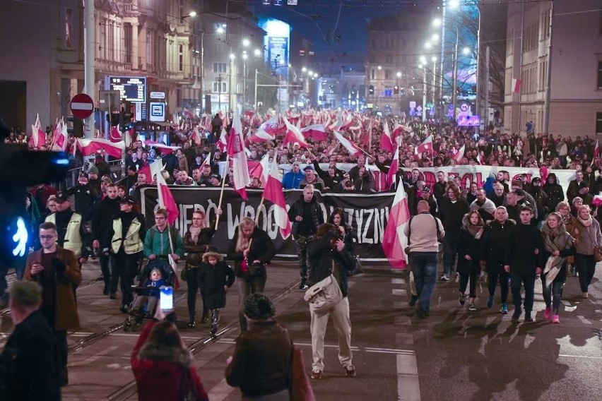 Marsz narodowców we Wrocławiu rozwiązany. Są ranni, wśród nich policjant. Dutkiewicz: Brak wsparcia policji. Ta odpowiada: Był pan tam?