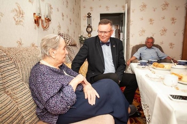 Franciszka Gawłowicz w swoim domu podczas spotkania z wicemarszałkiem Zbigniewem Ostrowskim