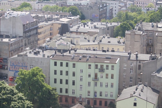 Lokatorzy powinni wiedzieć, że ktoś chce kupić kamienicę, w której wynajmują mieszkania i mieć prawo pierwokupu. To założenia projektu ustawy o stowarzyszeniach lokatorów, który ma wkrótce trafić do sejmu. Zmiana prawa powinna zablokować działania tzw. czyścicieli kamienic. CZYTAJ DALEJ NA NASTĘPNEJ STRONIE