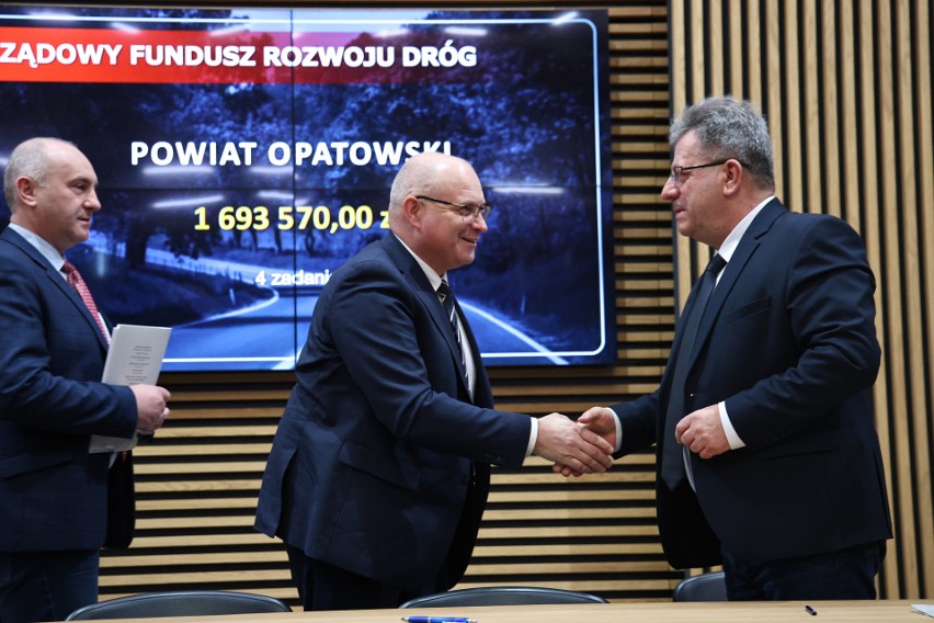 Powiat opatowski otrzymał ponad 1 milion 700 tysięcy złotych...