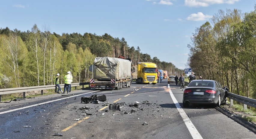 Kierowco ciężarówki próbował uniknąć czołowego zderzenia ale...