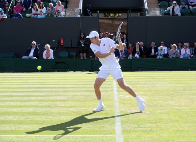 Polski tenisista Hubert Hurkacz powalczy dziś o półfinał turnieju ATP w Stuttgardzie. Po wygranej z zajmującym 121 miejsce w rankingu Japończykiem Yosuke Watanuki najlepszy polski tenisista zameldował się w półfinale. Jak jednak żyje najlepszy polski tenisista?