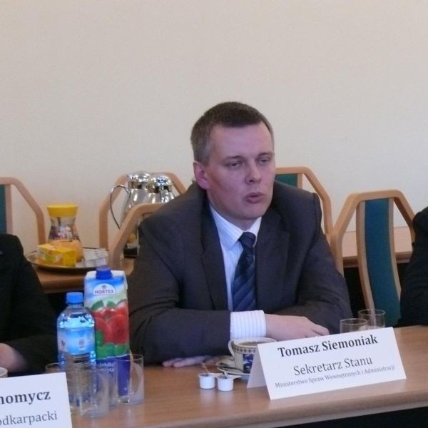 Wiceminister Szymoniak na spotkaniu w mieleckim starostwie odpowiedział na wiele pytań dotyczących mieszkańców powiatu.