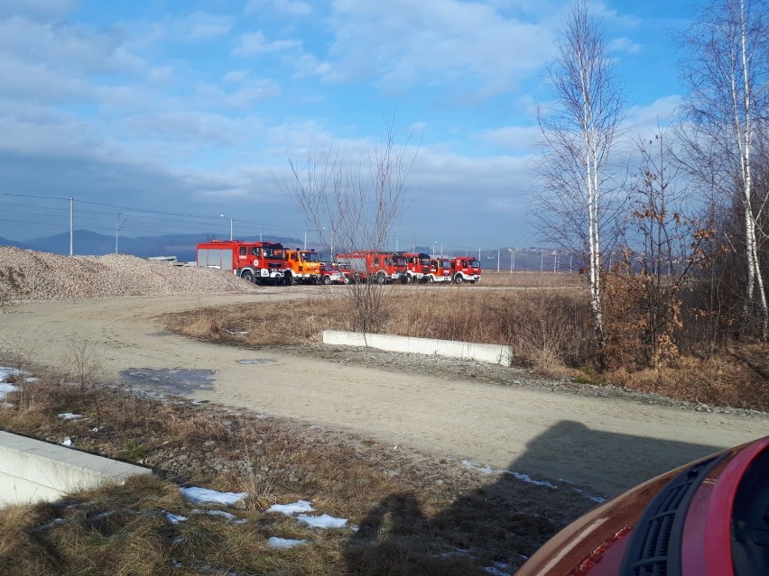Jezioro Mucharskie. Strażacy ćwiczyli ratowanie osób, pod którymi załamał się lód