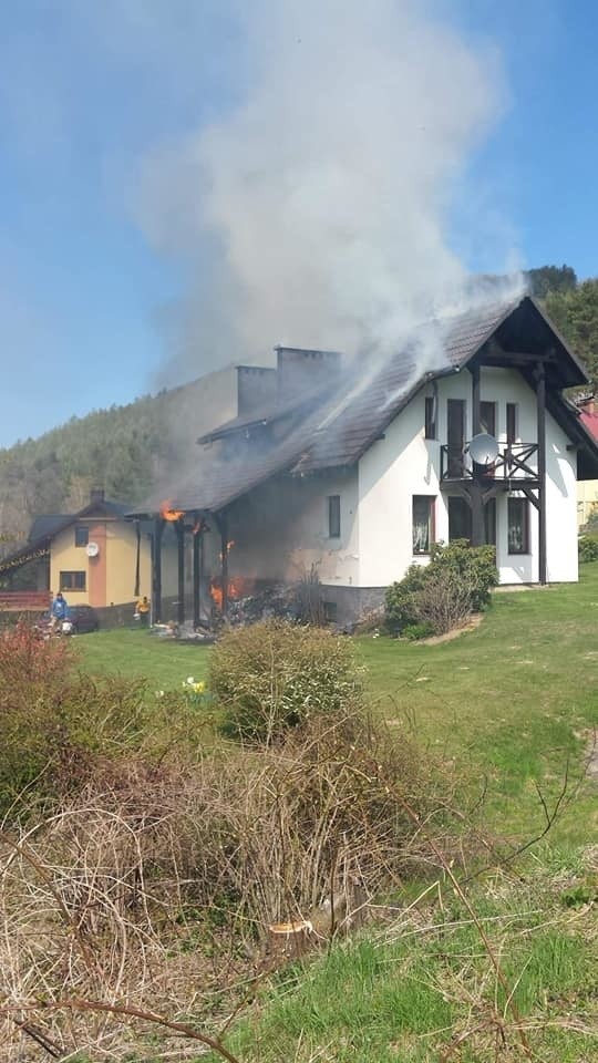Pożar domu w Międzybriodziu Żywieckim gasiło 30 strażaków