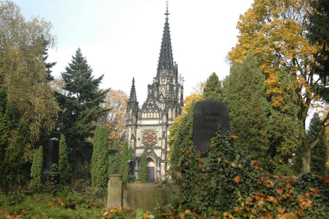 Dochód z sobotniej aukcji przeznaczony będzie na ratowanie kaplicy Scheiblera na Starym Cmentarzu przy Ogrodowej w Łodzi.