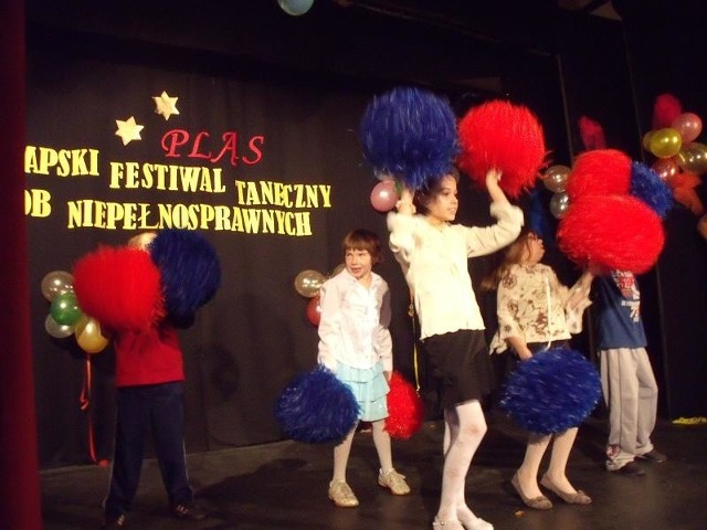 W tanecznym przeglądzie wzięły udział niepełnosprawni uczniowie Szkoły Podstawowej nr 1 w Łapach
