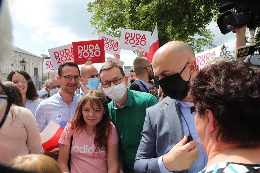 Premier Mateusz Morawiecki podczas spotkań z mieszkańcami...